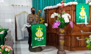 Kapolres Minsel AKBP C Bambang Harleyanto menyampaikan imbauan di hadapan para pengurus gereja dan jemaat GMIM Alfa Omega Tumpaan saat ibadah kebaktian Minggu (6/2/2022) pagi. Foto:ist