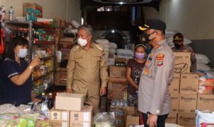 Bupati Minahasa Selatan Franky Donny Wongkar dan Kapolres Minsel AKBP C Bambang Harleyanto sidak pusat perbelanjaan di Amurang, Selasa (29/3). Foto:wel/teraskata.com