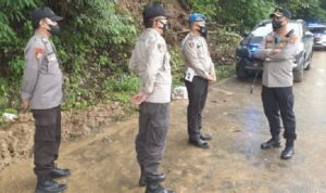 Kapolres Minahasa Selatan, AKBP C Bambang Harleyanto meninjau lokasi longsor di Jalan Trans Sulawesi, Desa Lelema, Kecamatan Tumpaan, Kabupaten Minsel, pada Kamis (03/03/2022). Foto:ist