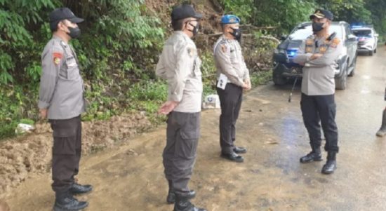 Kapolres Minahasa Selatan, AKBP C Bambang Harleyanto meninjau lokasi longsor di Jalan Trans Sulawesi, Desa Lelema, Kecamatan Tumpaan, Kabupaten Minsel, pada Kamis (03/03/2022). Foto:ist