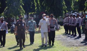 Bupati Minsel, Franky Donny Wongkar memimpin apel gelar pasukan Operasi Ketupat Samrat 2022 di halaman Mapolres Minsel, Jumat (22/4). Foto:welly/teraskata.com