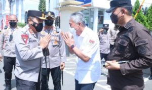 Bupati Minahasa Selatan, Franky Donny Wongkar (FDW) menerima kunjungan Kapolda Sulawesi Utara, Irjen Pol Mulyatno untuk memantau vaksin serentak di Gerai Vaksin Mapolres Minsel, Rabu (6/4). Foto:ist