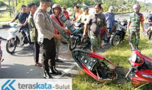 Polisi melakukan olah TKP lokasi laka maut di Jalan Trans Sulawesi, Kecamatan Tumpaan, Minsel, Sulawesi Utara, Jumat (15/04/2022). Foto:welly/teraskata.com