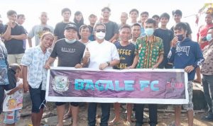 Wakil Bupati Kabupaten Minahasa Selatan Petra Y Rembang (PYR)  hadir di lomba bakugate flinggir/layangan di Pantai Bora kelurahan Ranomea, Minggu (10/4/2022). Foto:wely/teraskata.com