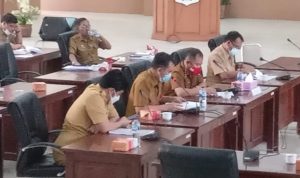 Rapat pembahasan LKPJ Bupati Minsel 2021, di ruang rapat paripurna DPRD MInsel, Senin (4/4). Foto:ist