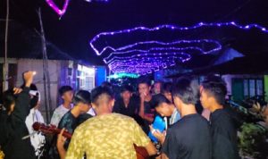 Lorong di Desa Matani Satu, Kec Tumpaan, Minsel, Sulawesi Utara dihiasi lampu dan pemudanya antusias membangunkan sahur. Foto: welly/teraskata.com