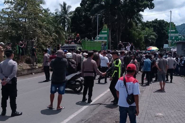 aksi demo P-BMR di perbatasan Kabupaten Minsel dan Bolmong.