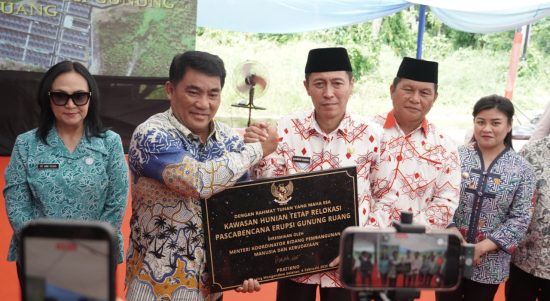 Penyerahan prasasti Huntap Modisi kepada Bupati Bolsel Iskandar Kamaru.