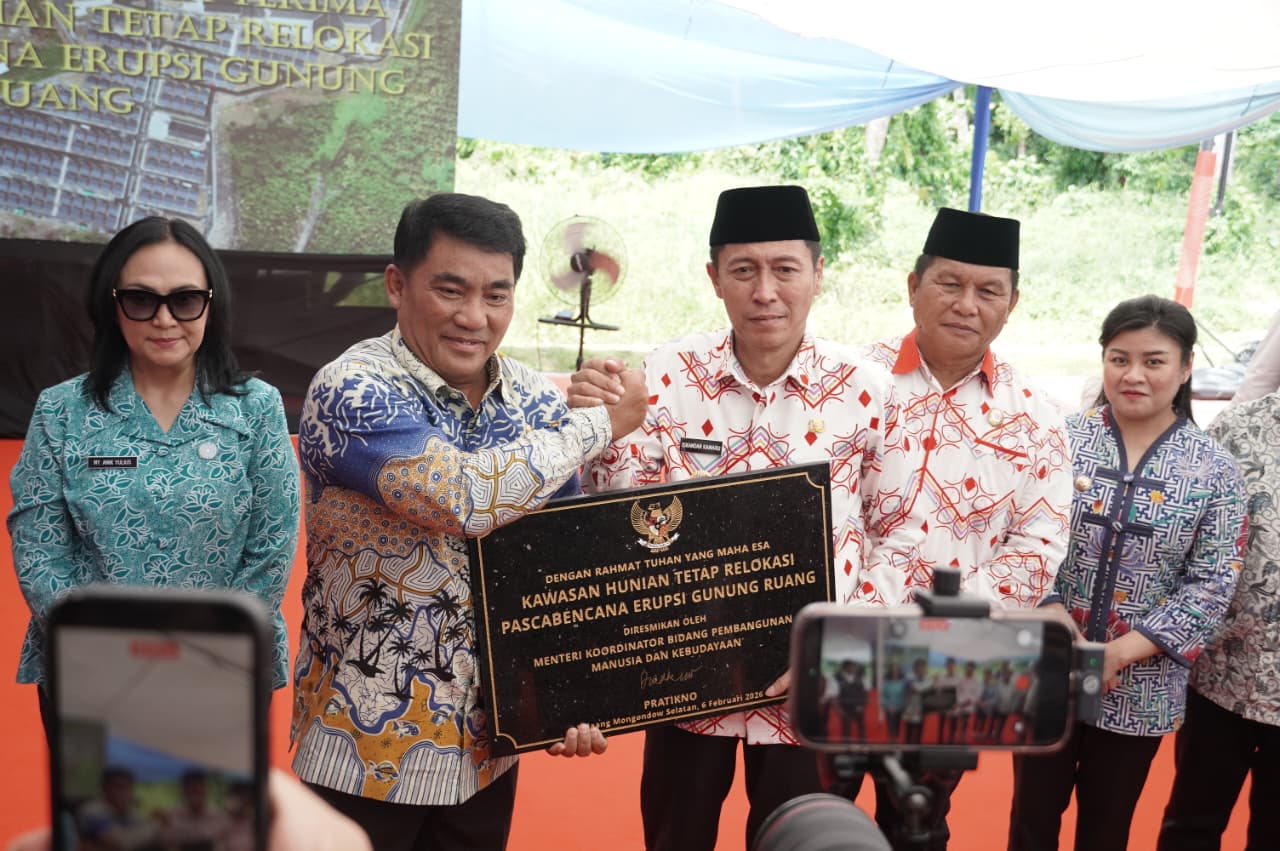 Penyerahan prasasti Huntap Modisi kepada Bupati Bolsel Iskandar Kamaru.