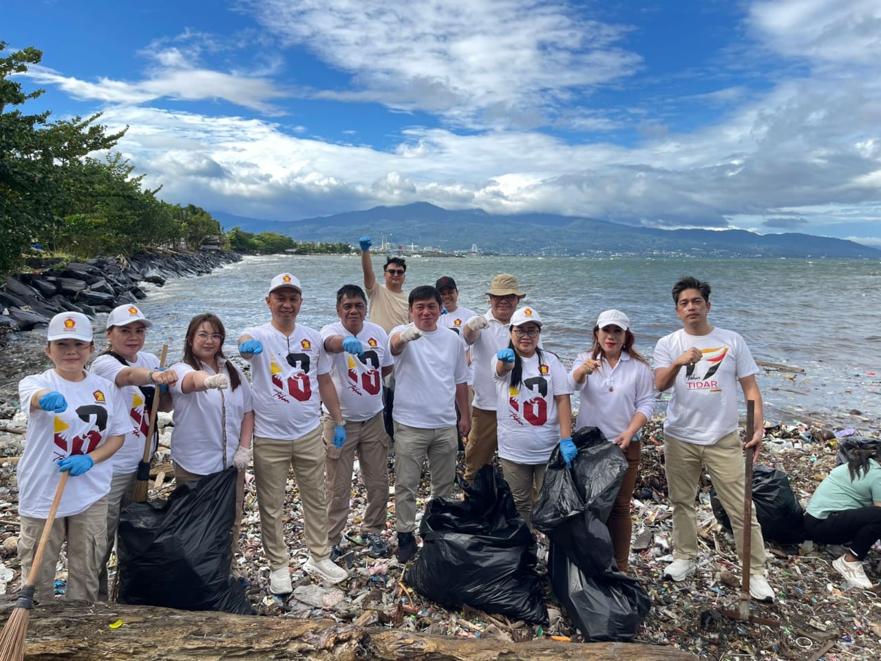 Sekertaris DPD Gerindra Sulut, Harvani Boky bersama anggota dan pengurus.