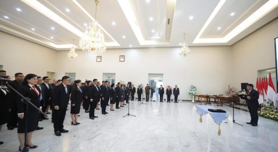 prosesi pengukuhan dan pelantikan pejabat pemrpov sulu oleh gubernur yulius selvanus.