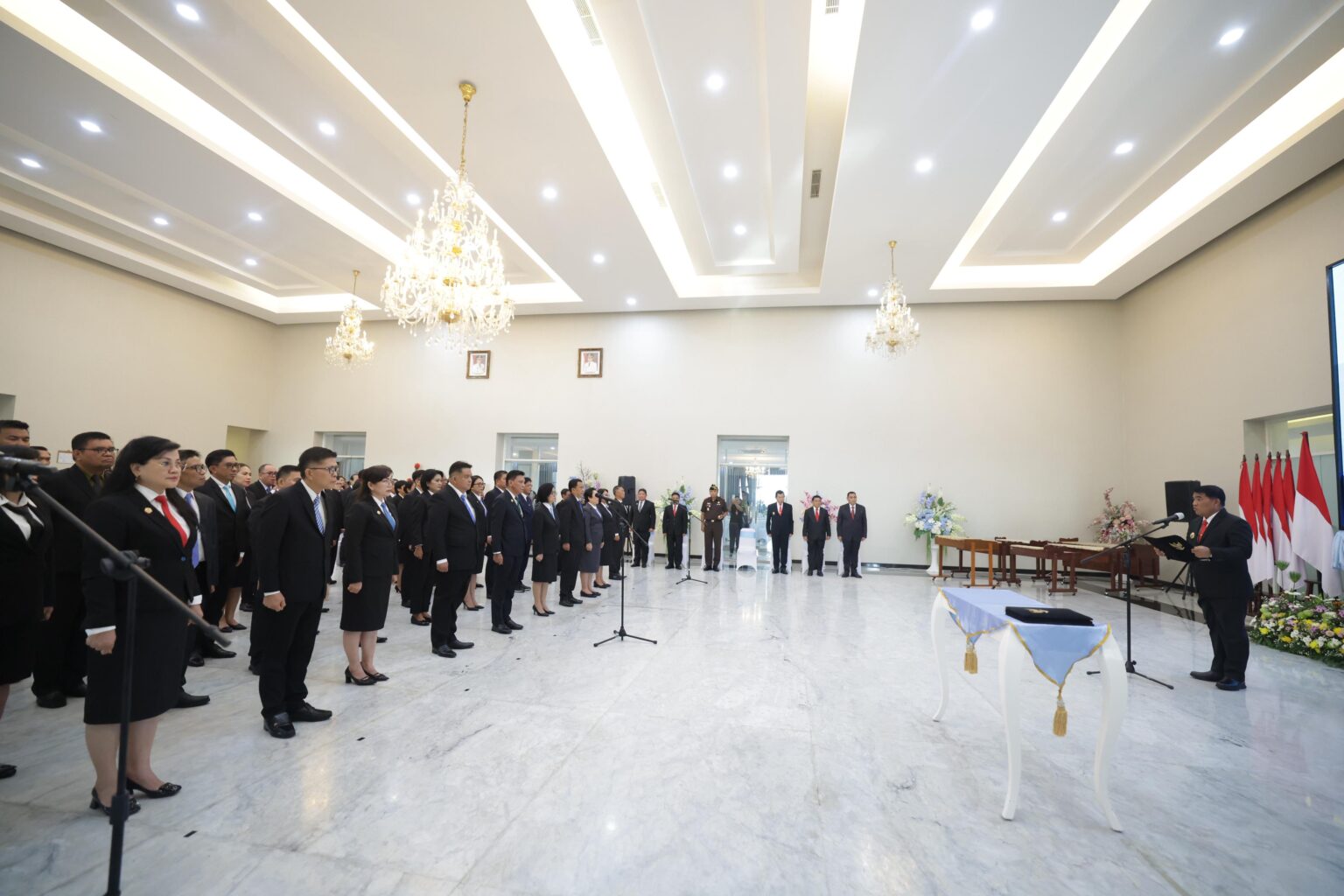 prosesi pengukuhan dan pelantikan pejabat pemrpov sulu oleh gubernur yulius selvanus.