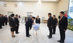 Gubernur Yulius Selvanus didampingi Wakil Gubernur Victor Mailangkay, menggambil sumpah janji jabatan pejabat pemprov sulut.