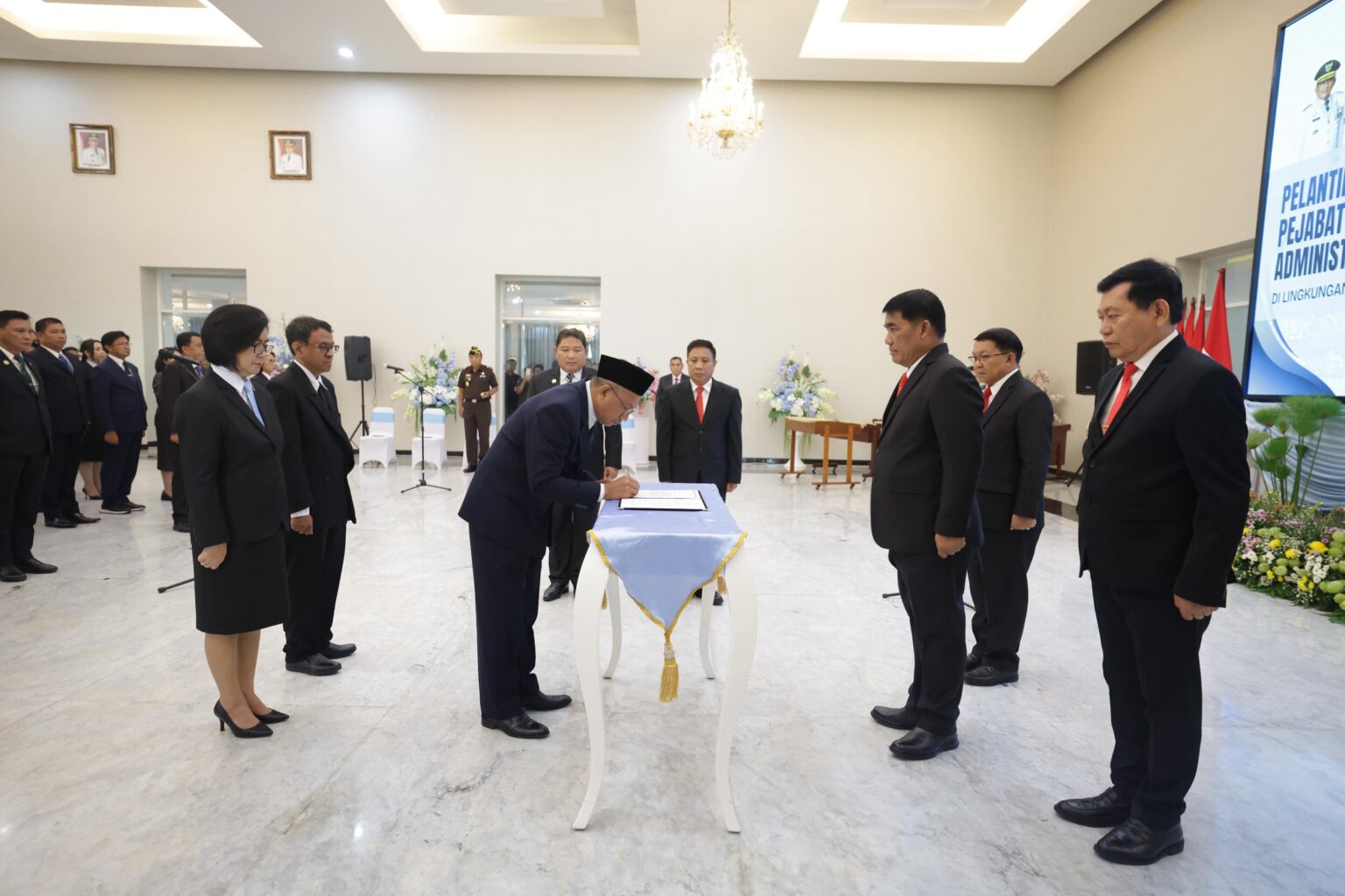 Gubernur Yulius Selvanus didampingi Wakil Gubernur Victor Mailangkay, menggambil sumpah janji jabatan pejabat pemprov sulut.