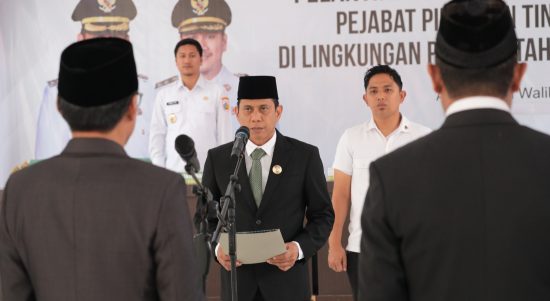 Walikota, dr. Weny Gaib, SpM, saat mengambil sumpah dan janji JPT Pratama Kotamobagu.