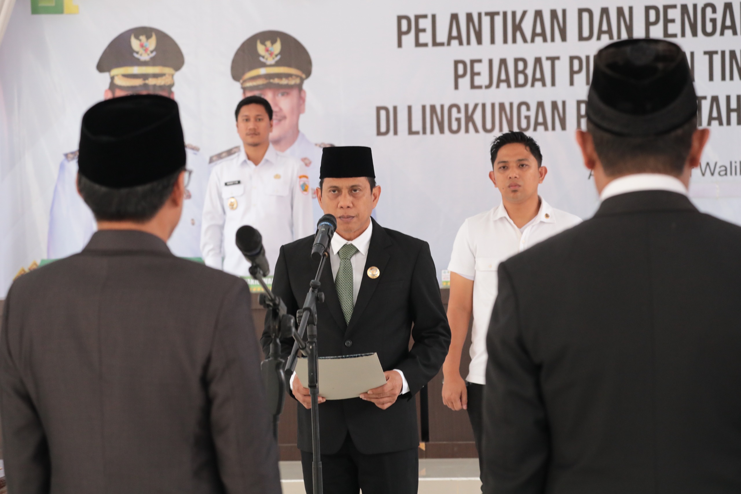 Walikota, dr. Weny Gaib, SpM, saat mengambil sumpah dan janji JPT Pratama Kotamobagu.