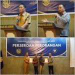 Gambar saat Sambutan dan penyerahan kepada perwakilan peserta oleh Bupati Minahasa Selatan bersama Kakanwil Kementerian Hukum Wilayah Sulawesi Utara 